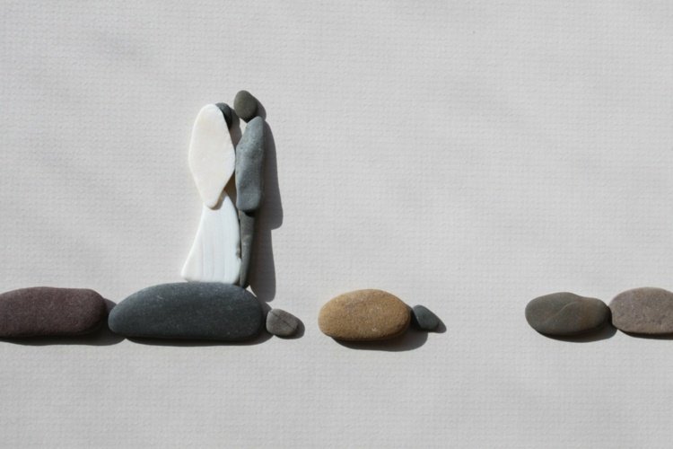 bilder med stenar romantisk-idé-brud-par-sten-vit-grå