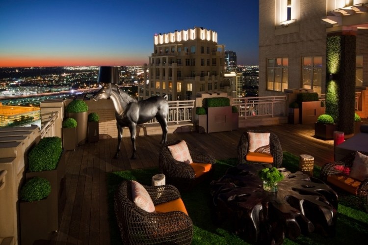 bilder-av-terrass-design-idéer-takterrass-elegant-extravagant-skulptur-svart-häst