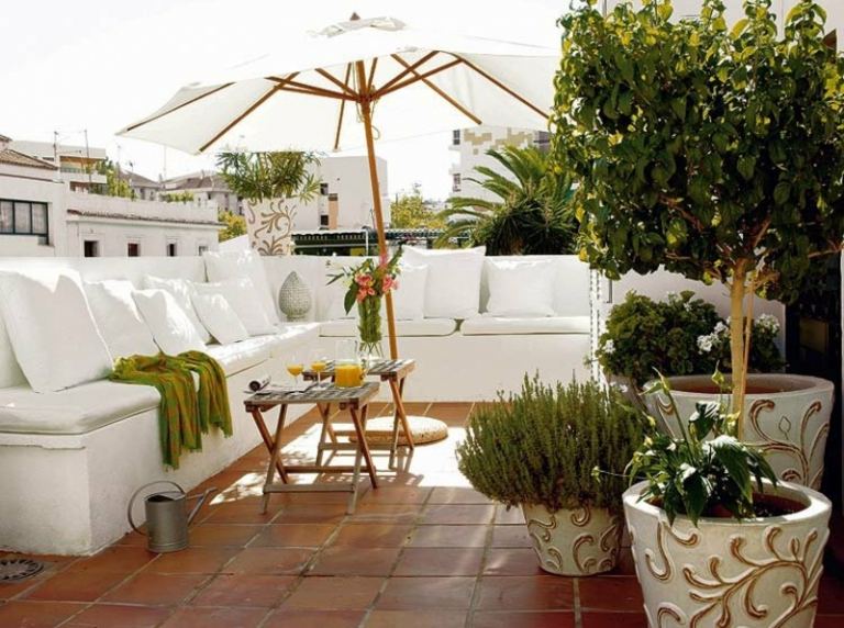 terrass design möbler vit soffa parasoll planter sidobord