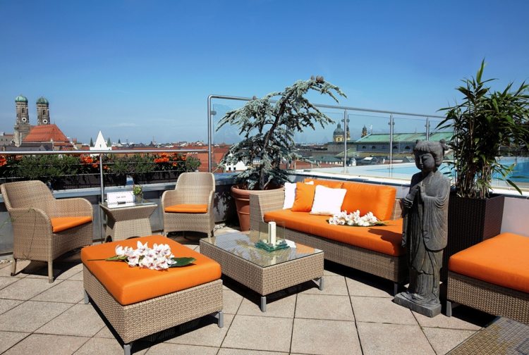 terrass design bild rotting ljusa kuddar orange pool kakel