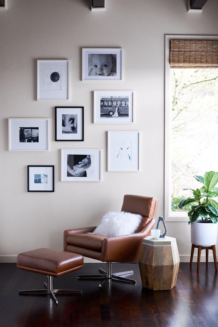 Designa en bildvägg Accent vägg svartvita foton läshörna vardagsrum