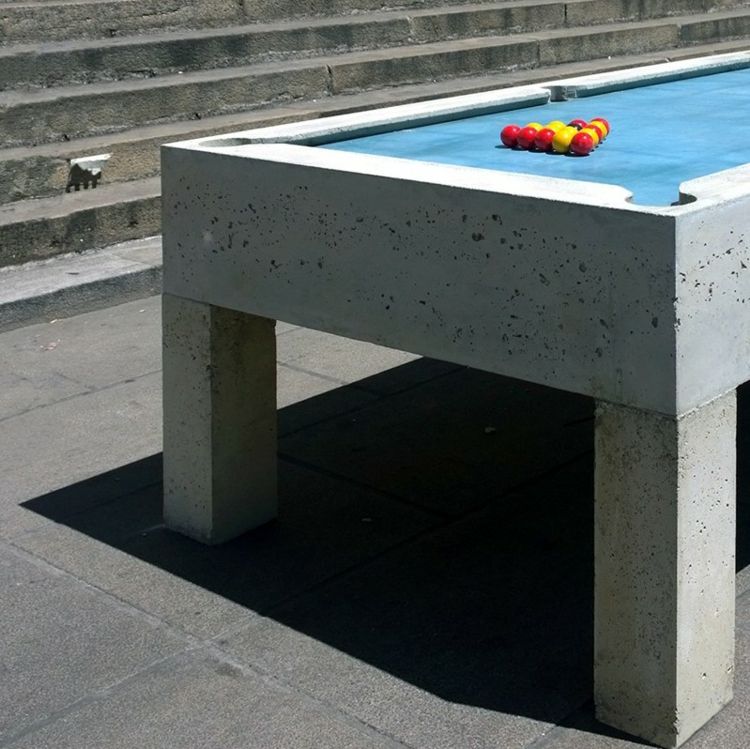 Biljardbord-betong-utanför-lek-modern-idé