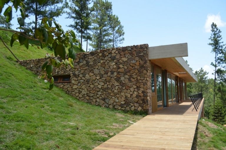 Bio-hus-byggnad-natursten fasad-betongväg
