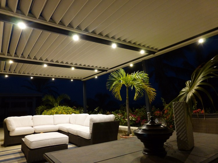 bioklimat-pergola-lameller-kvällsbelysning-trädgårdsmöbler-takläggning