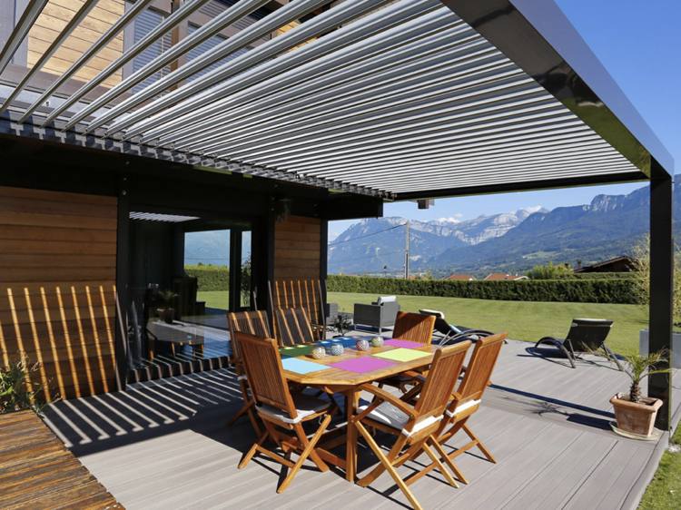 bioklimat-pergola-terrass-tak-träplankor-modernt trädgårdsbord