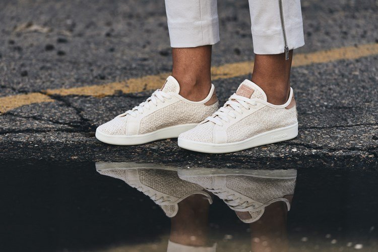 produktion av organiska material projekt alger majsstärkelse ersättning naturmaterial bioplastiska sulor sneakers sneakers bära pöl