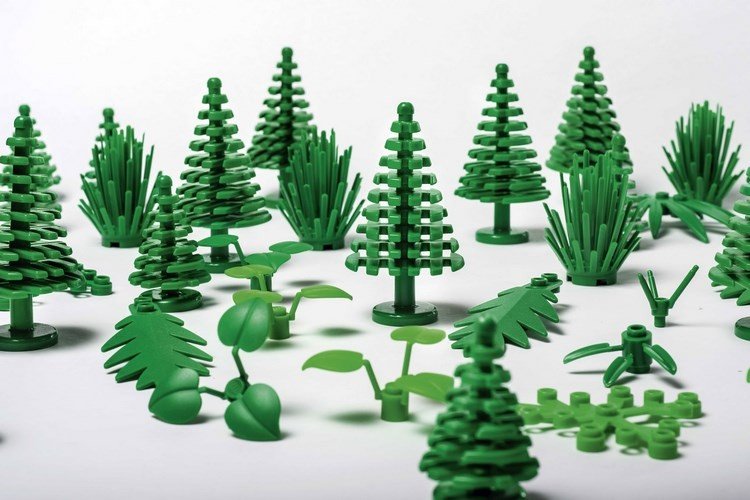 bioplastproduktionsprojekt bioplast lego tegel botaniska figurer sockerrör baselement gran träd lämnar nära