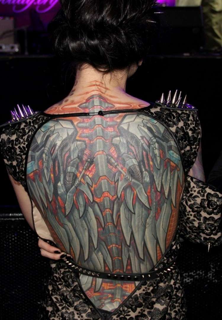 biomekanik-tatuering-tillbaka-kvinna-ängelvinge