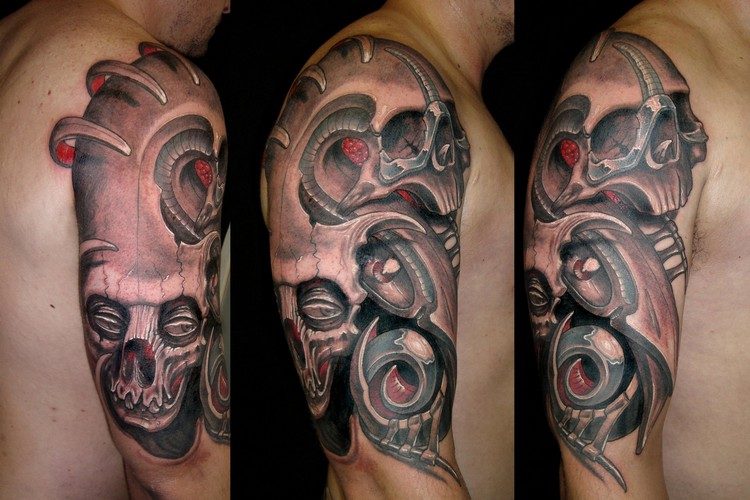 biomekanik-tatuering-överarm-skalle-röd-bläck