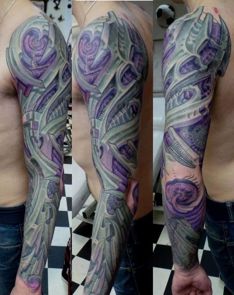 biomekanik-tatuering-helarm-lila-accenter-bakgrund