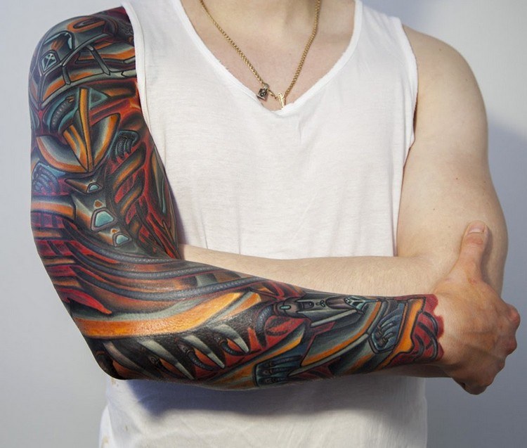 biomekanik tatuering helarm färgad man