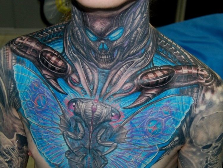 biomekanik-tatuering-bröst-fjäril-skalle-blå-bläck