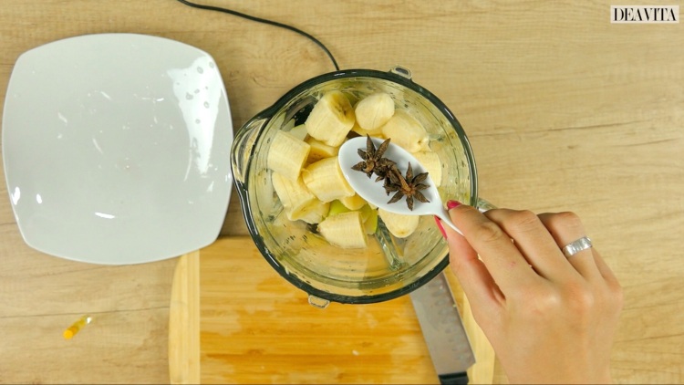 Lägg kryddor i päron- och banansmoothien