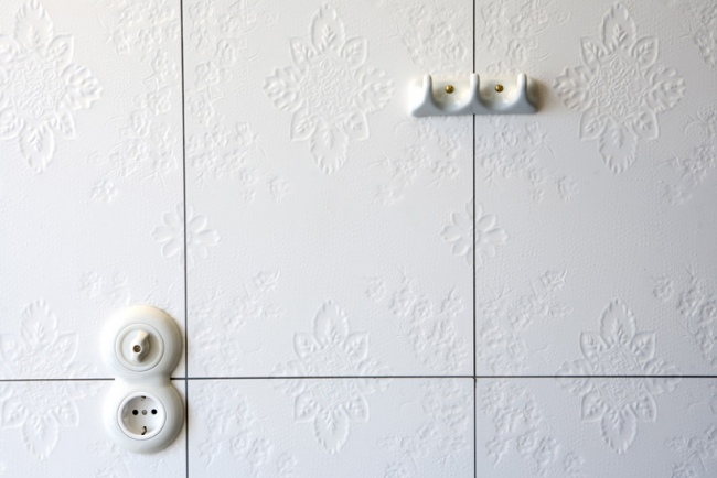 Relief-keramiska plattor-vit badrumsmöbler-modernt ljusbrytare porslin