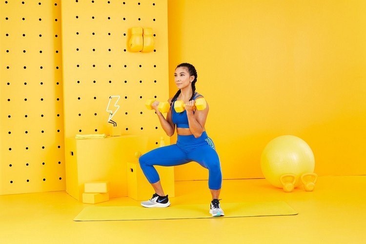 Biceps -träning hemma kvinnor hänger med variationer med vikter