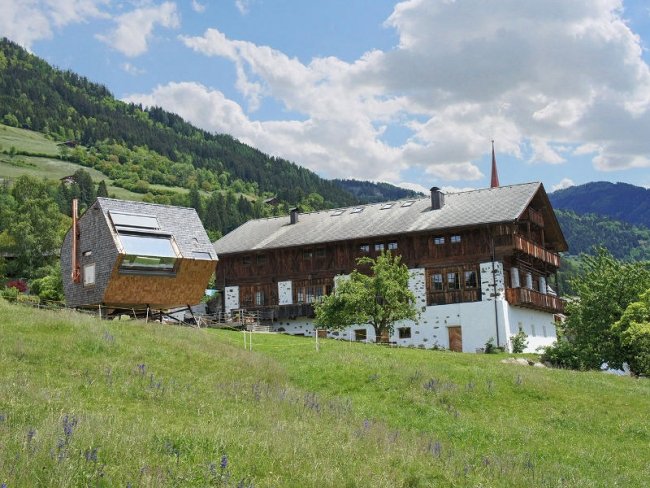 Ufogel-Ferienhaus Osttirol Österrike flyter över ängen