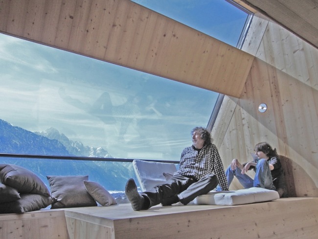 Ufogel Design fritidshusinredning med sitthörna med utsikt över bergen