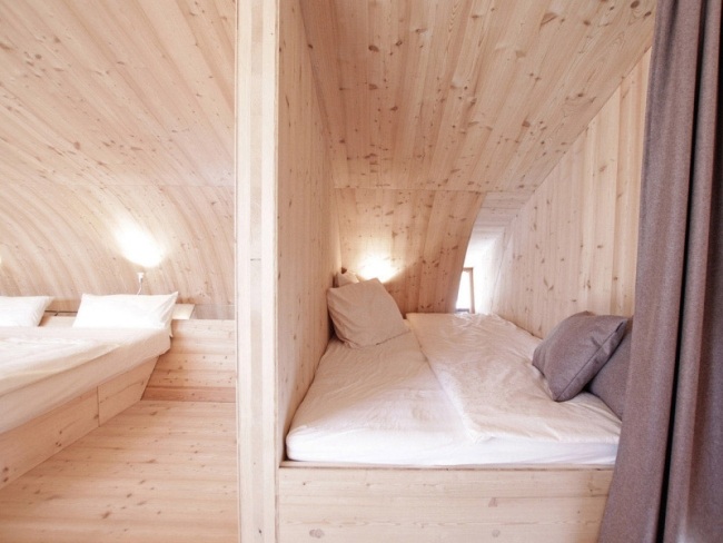 Fritidshusdesign sovrum på övervåningen med badrums lärketrä