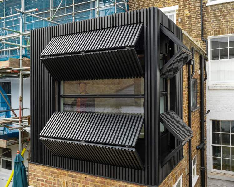 Mekaniska fönsterluckor i en förlängning i London
