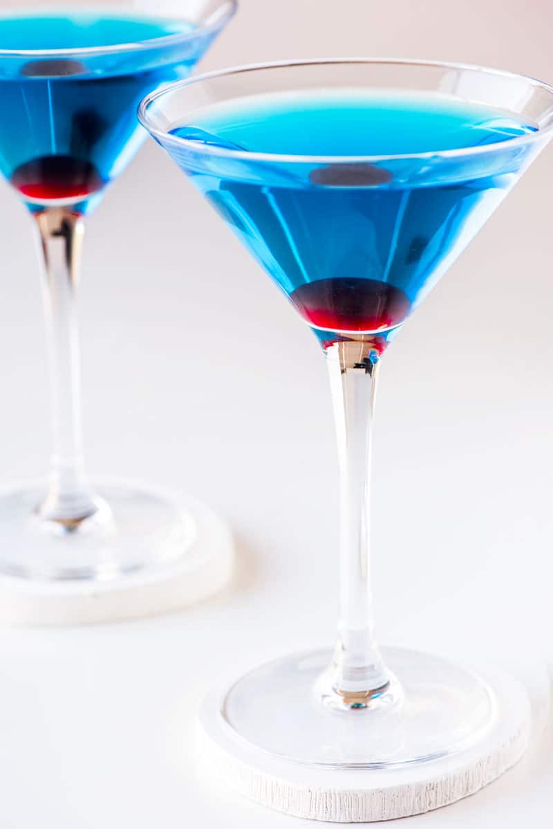 Safirblå Martini med Curacao -receptidéer för sommardrycker