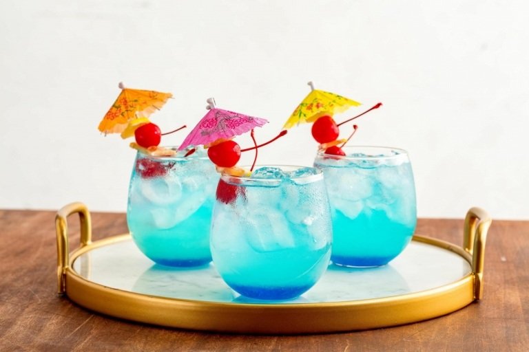 Blå cocktails med tequilapoolrecept helt enkelt sommardrycker