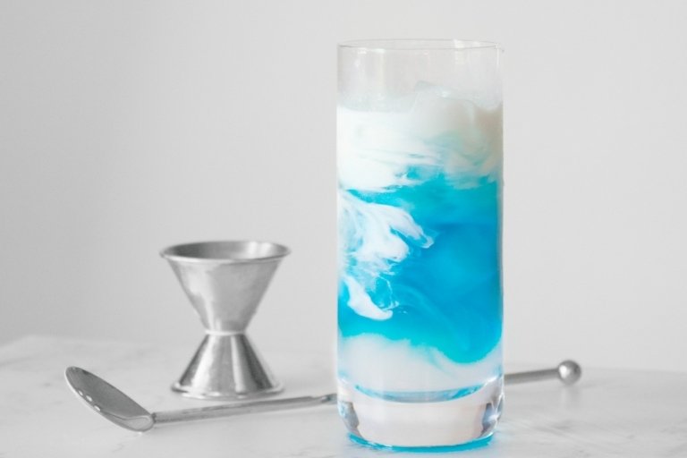 Gör dina egna maneterdrycker med ett blått Curacao -cocktailglas