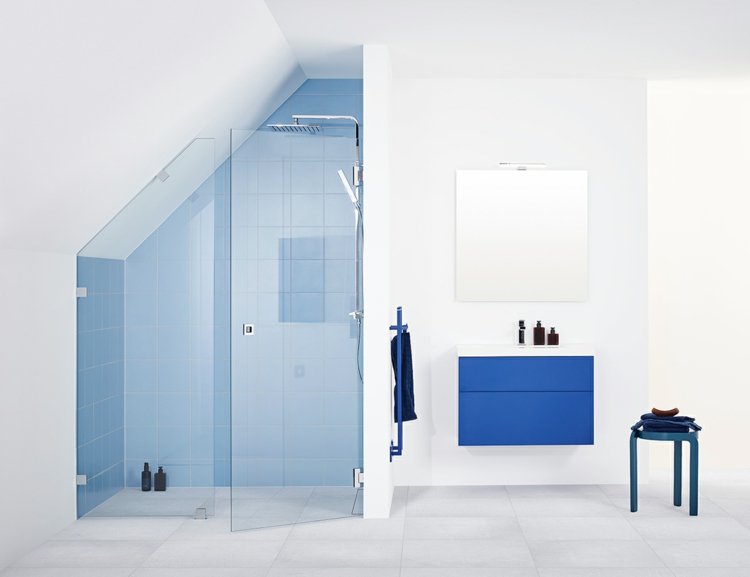 Blå kakel duschkabin-sluttande-tak-grå-golvplattor-kobolt blå-underskåp