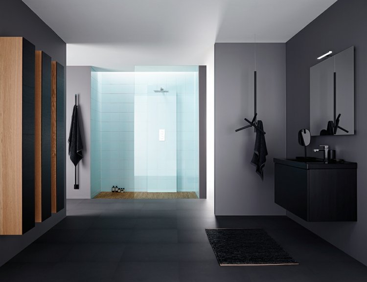 blå-kakel-ljus-blå-dusch-skiljevägg-glas-vägg-svart-golv-kakel-bänk-handfat-botten-skåp-grå-vägg