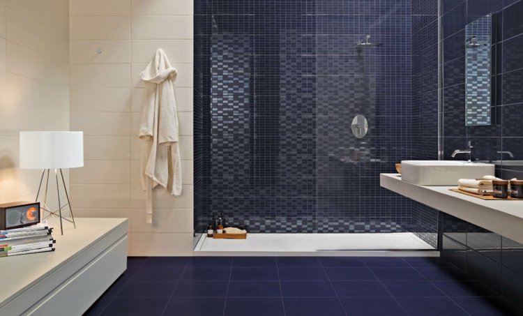 blå-kakel-mörk-blå-geometrisk-nuster-vit-dusch partition-glasvägg