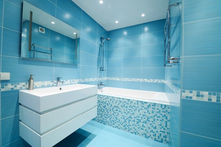 blå-kakel-mosaik-ljus-blå-mörk-blå-vit-bänk-handfat-fåfänga-badrum-spegel