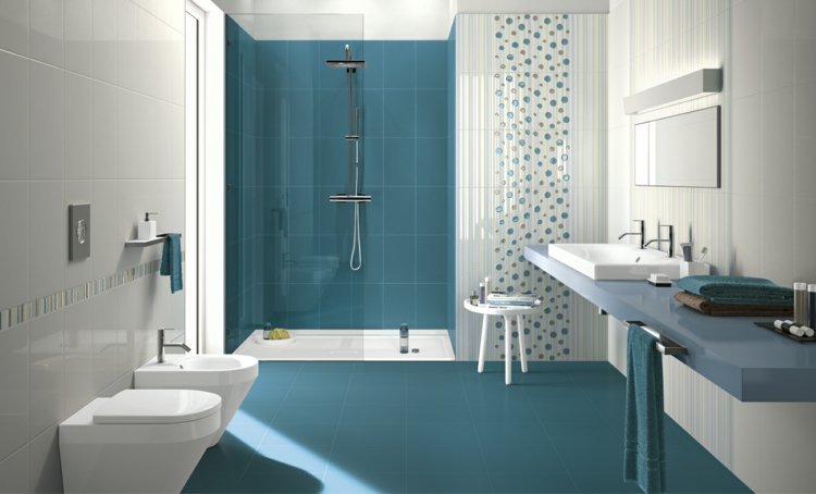 blå-kakel-azurblå-vit-randig-prickad-mönster-bänk-handfat-badrum-spegel-belysning
