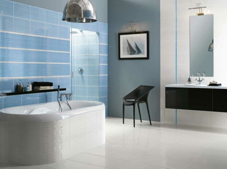 blå-kakel-ljusblå-randig-mosaik-vit-golvplattor-badkar-grå-vägg