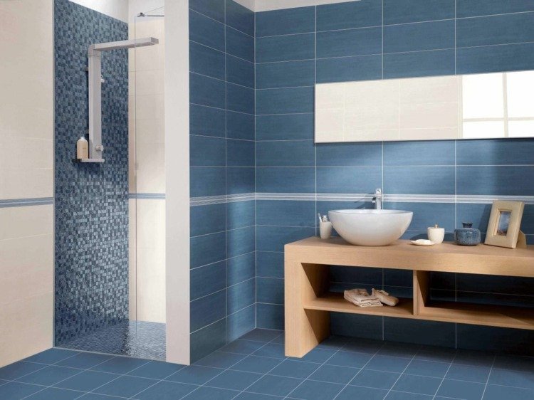 blå-kakel-mosaik-vit-vägg-kakel-trä-skåp-vägg-spegel
