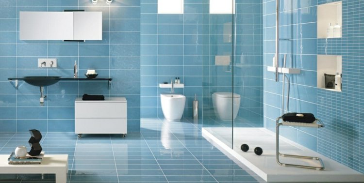 blå-kakel-himmel-blå-vit-grout-dusch-skåp-glas-vägg-badrum-spegel