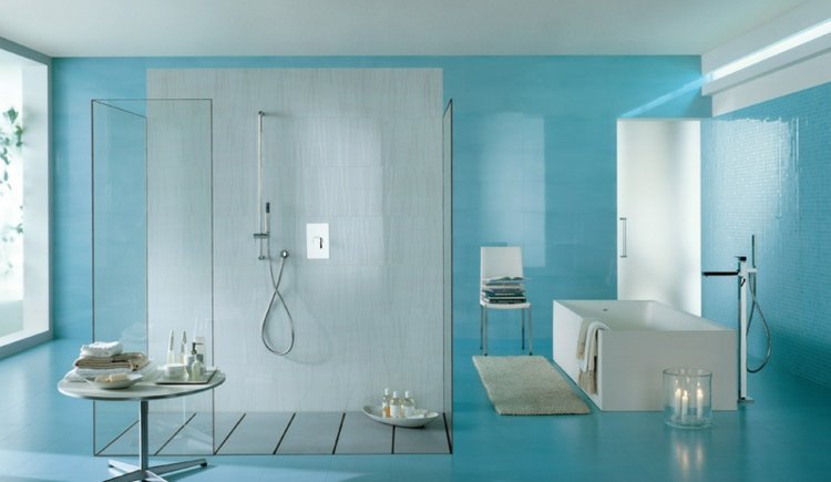Blå kakel, vit badkar-mosaik-himmel blå-duschkabin-glasvägg