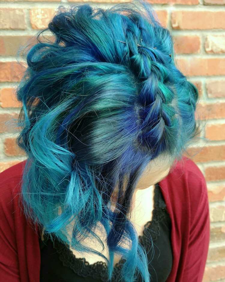 blått hår havsfärger trend kort frisyr höjdpunkter