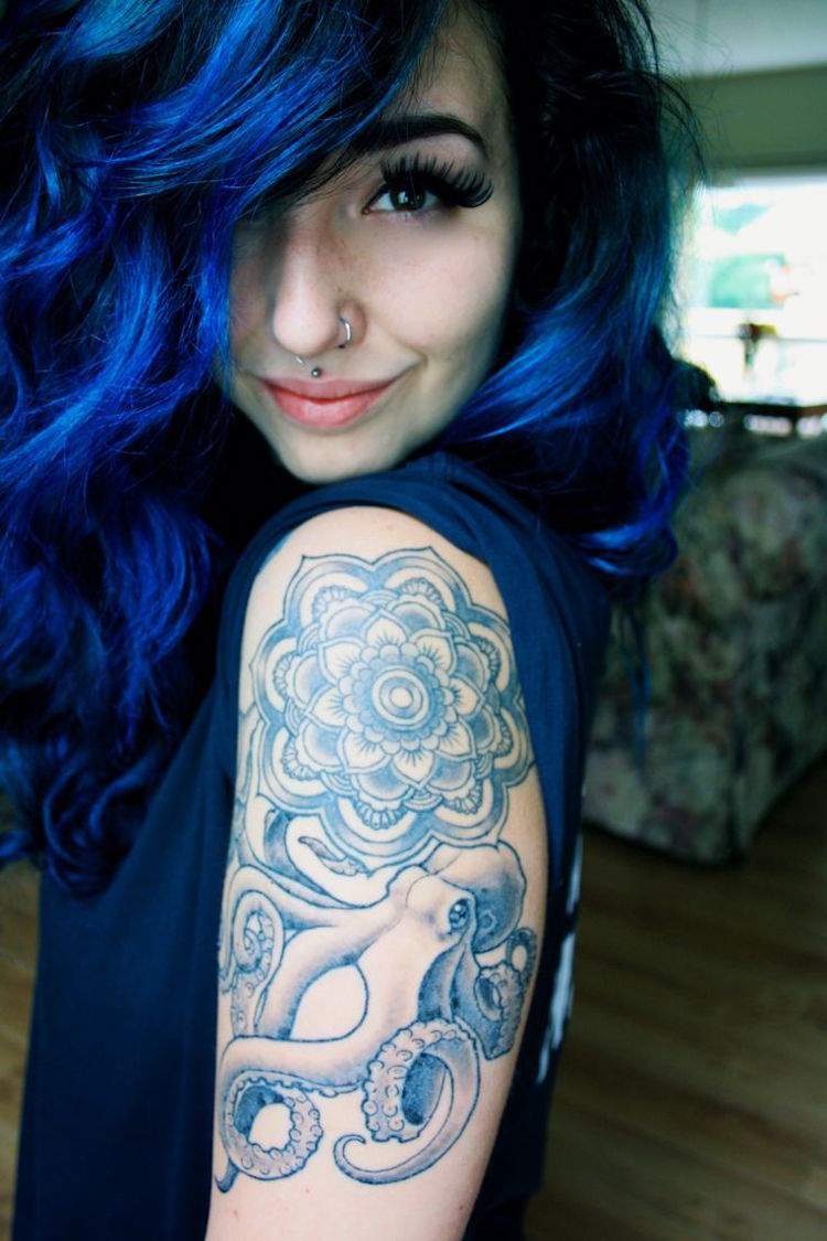 blått hår havsfärger trend mörk tatuering
