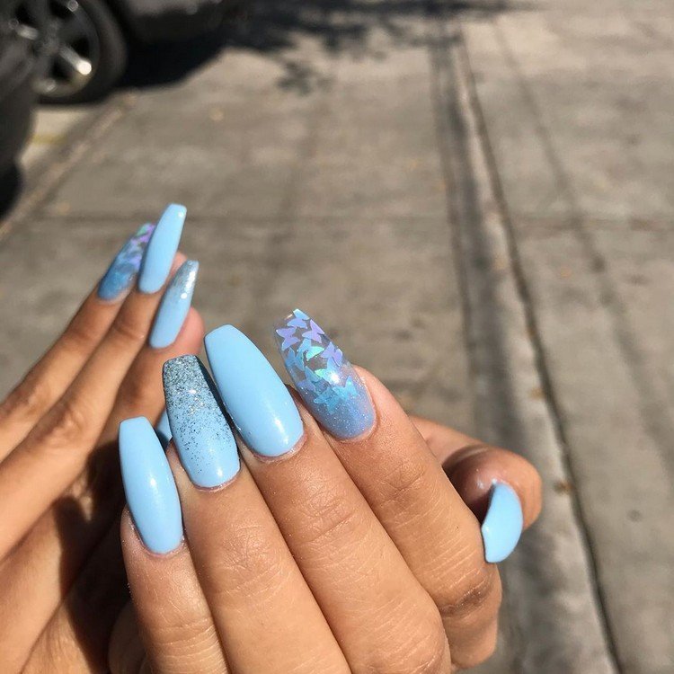 Blå naglar med glitter Baby Blue Nails nageltrend