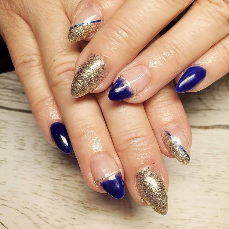 Blå naglar med glitter nageldesigner i guld och blått