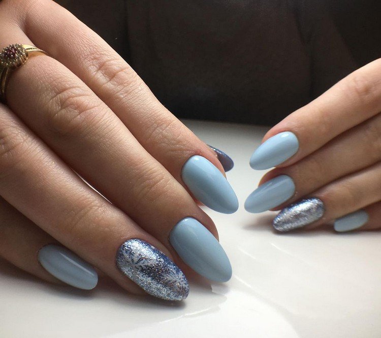 Babyblå naglar med glitter matta nageldesigner gel naglar