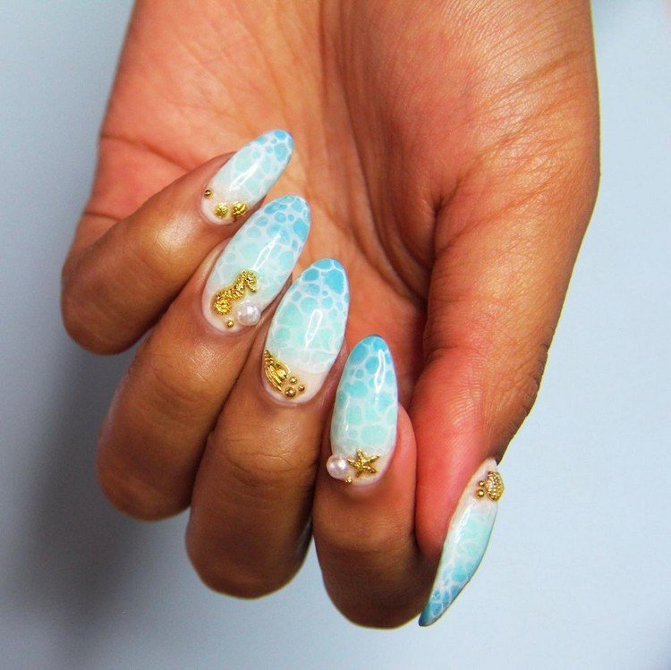 Babyblå naglar trend naglar i mandel form Pearl naglar