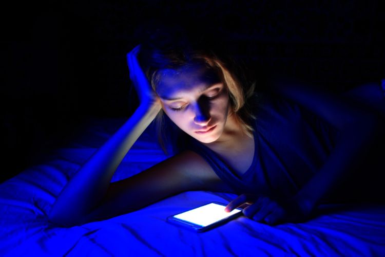 ljusstyrka skärm mobiltelefon i sängen blått ljus skadligt eller inte