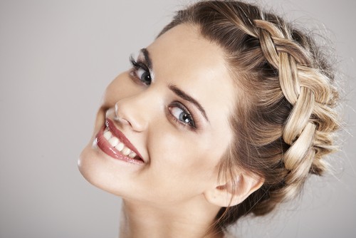 trendiga frisyrer kvinna leende moderna vackra utseende idéer