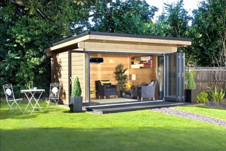 Timmerhus i trädgården - minimalistisk design