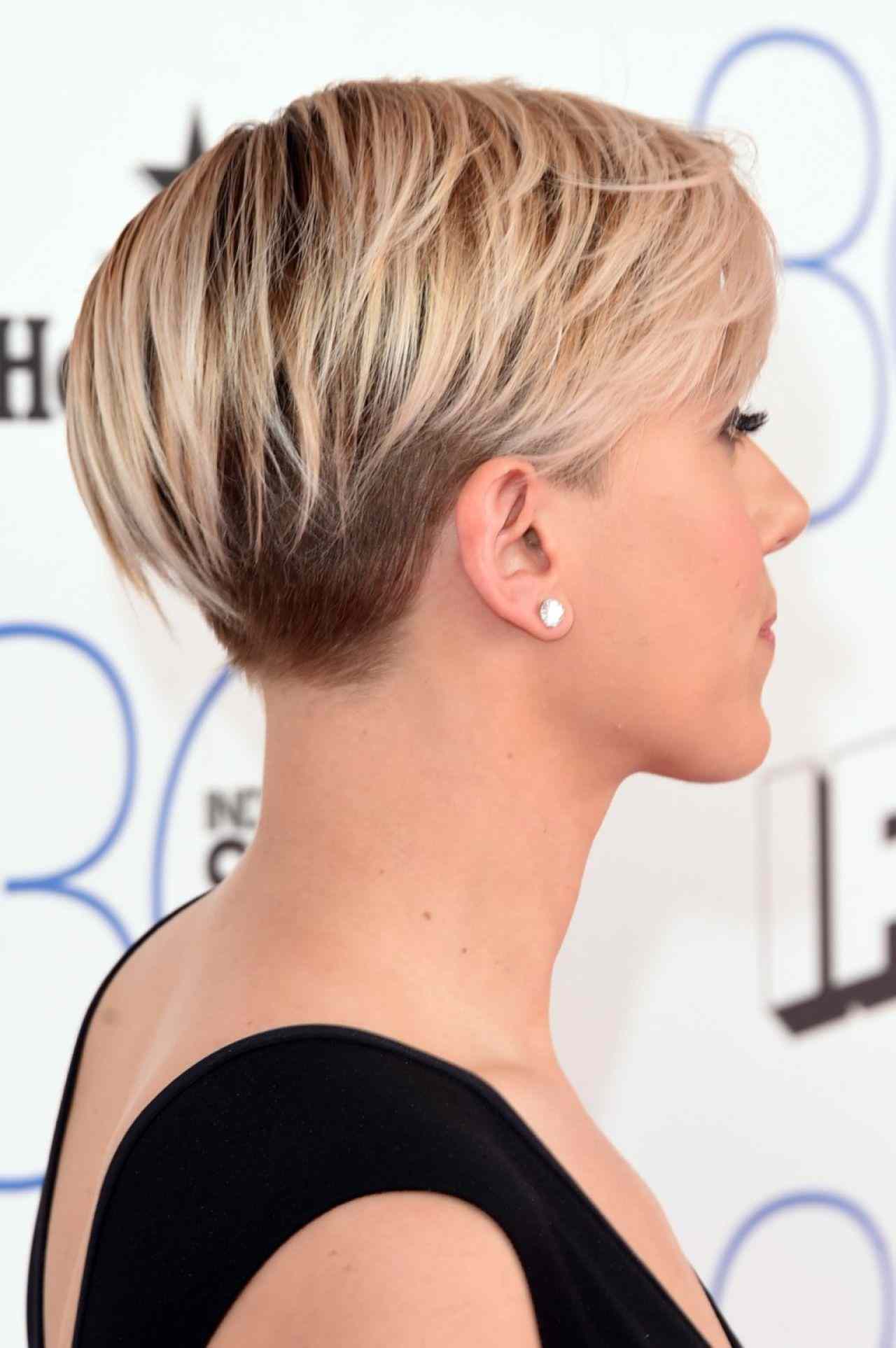 Sidecut frisyr i sidled rakad blond och brun kombination