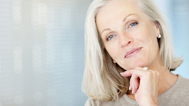 Kvinnor över 50 år har hårfärg som täcker grått hår
