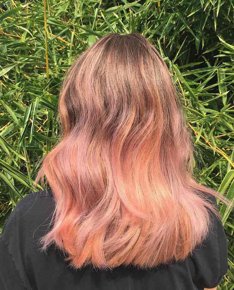 blorange -hår-färg-rosa-sträng-medium-lång
