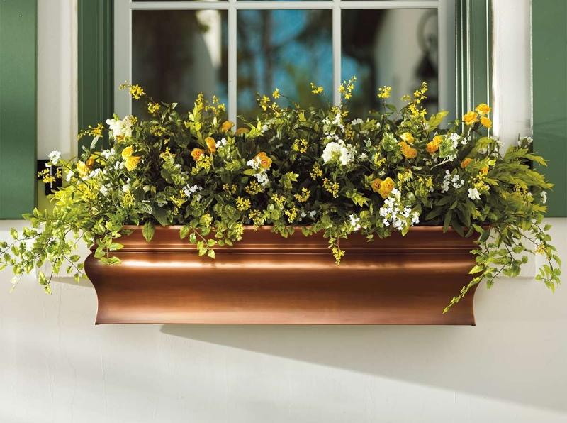 Blommor-prakt-på-balkong-idéer-gul-vit-kombination