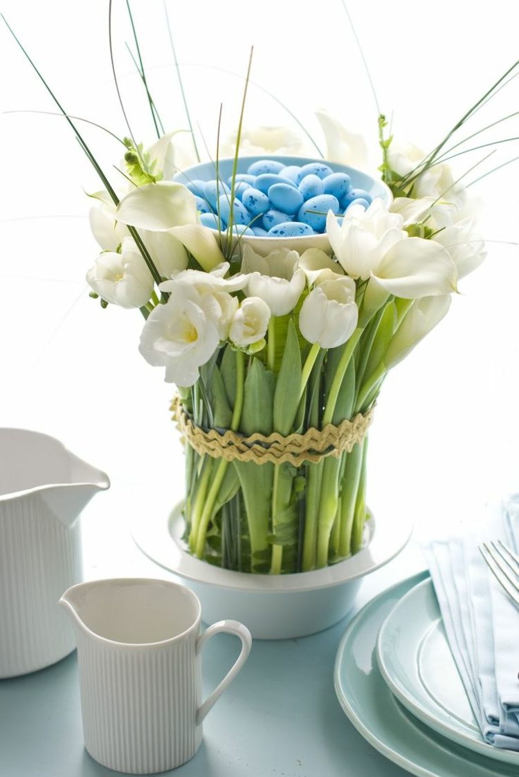 påsk dekoration ägg blå blomsterarrangemang tulpaner vita