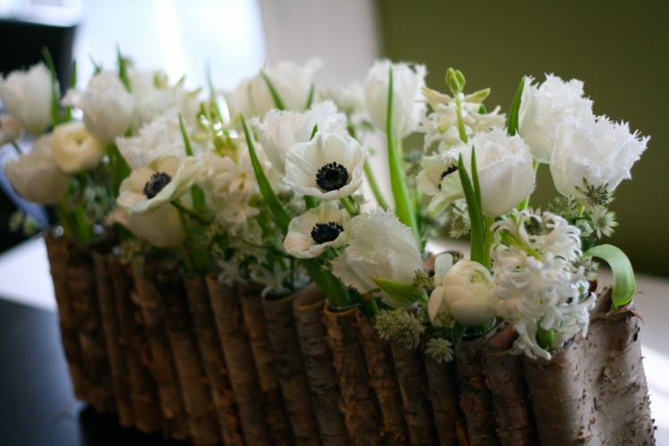 trälåda anemone vitt gräs blomsterarrangemang